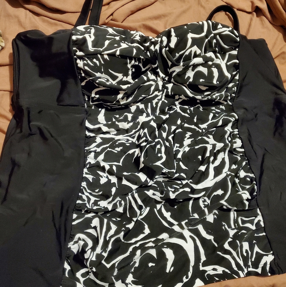 Ava Viv bathing suit top, size 24w, black/white
